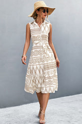 Robe imprimée boutonnée sur le devant, sans manches, avec col et ceinture nouée